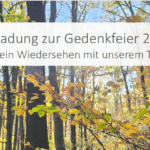Herbstwald mit Schriftzug "Einladung zur Gedenkfeier 2025 und ein Wiedersehen mit unserem Team"