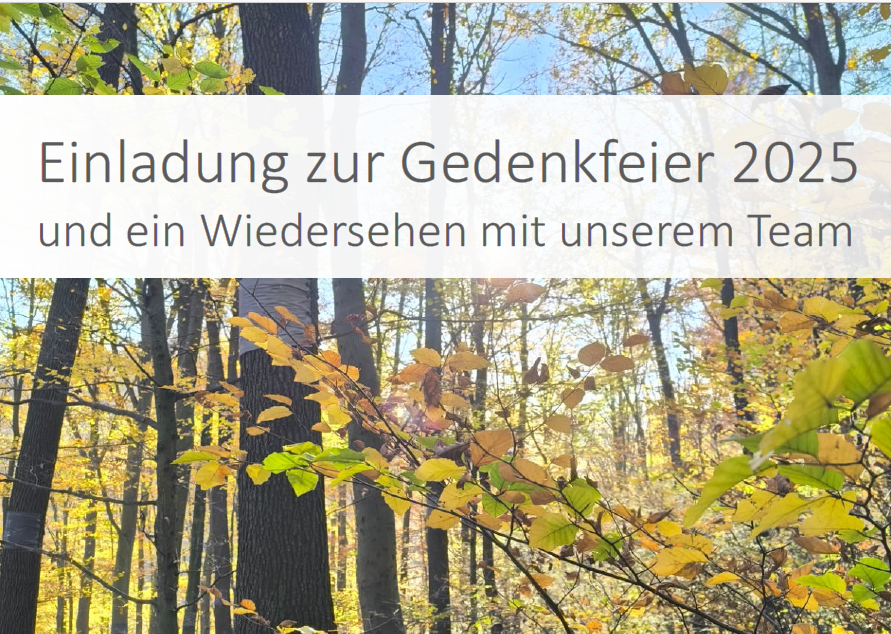 Herbstwald mit Schriftzug "Einladung zur Gedenkfeier 2025 und ein Wiedersehen mit unserem Team"