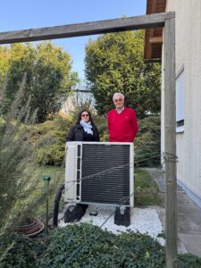Umweltgemeinderätin Martina Strobl mit überzeugtem Wärmepumpenbesitzer Rudolf Drabek