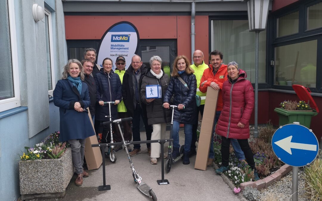 Neue Rollerabstell-Anlagen vor den Bildungseinrichtungen